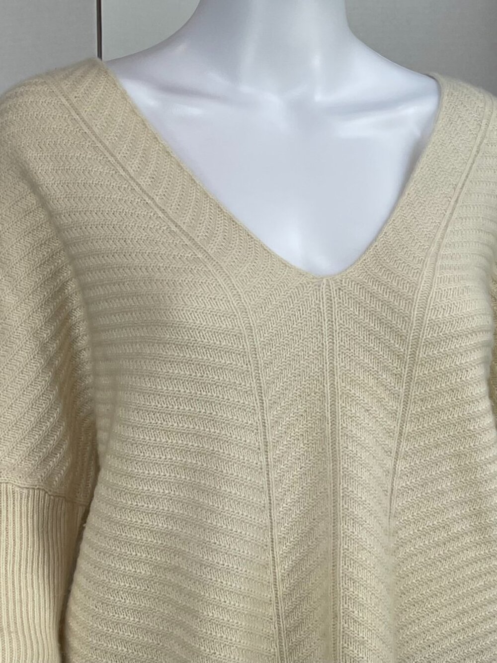 Vince Cashmere Wool V-Neck Cream Beige Neutral Sweater sz M Excellent Condition